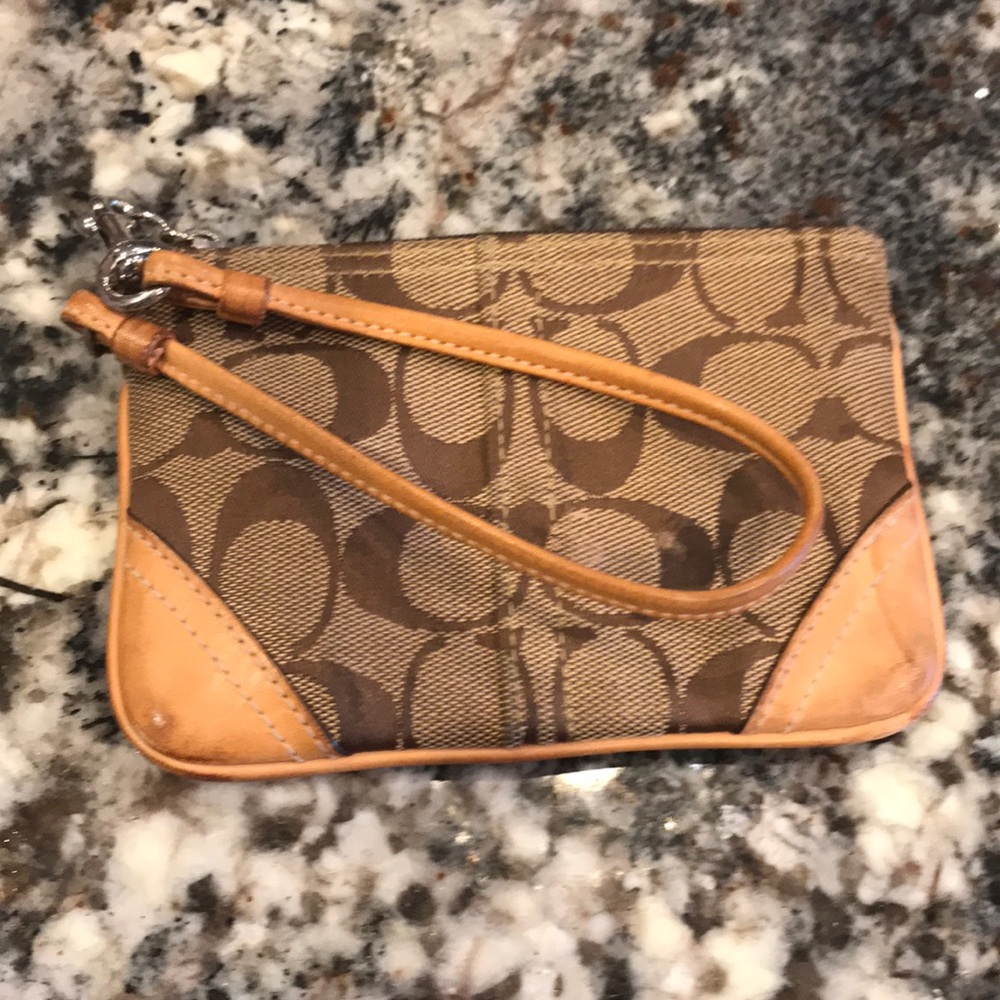 ✨COACH small signature wristlet✨